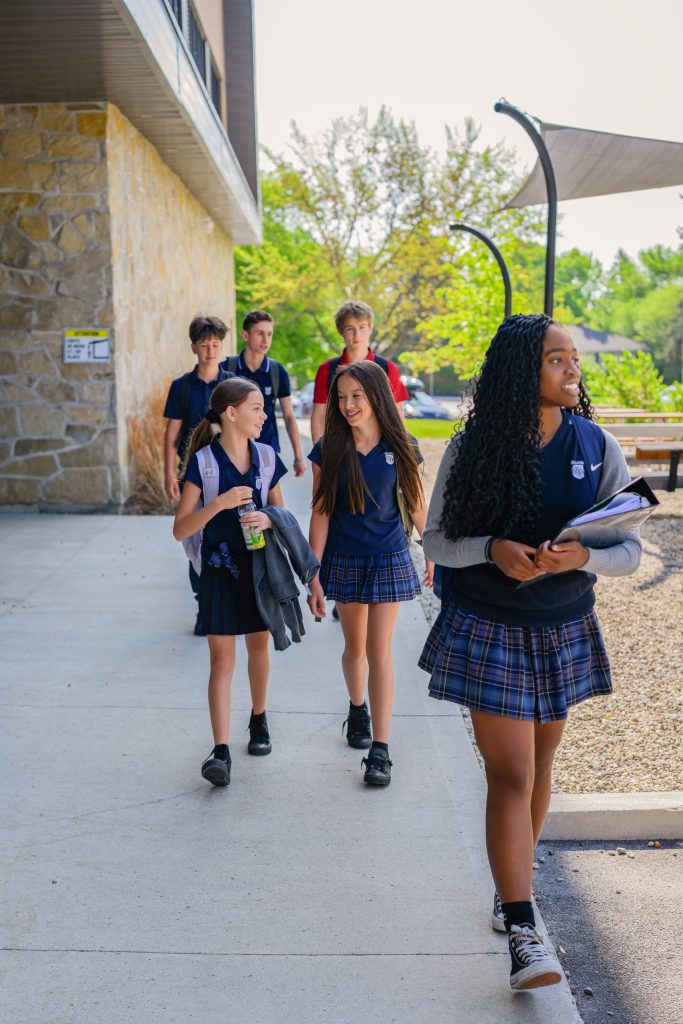 Élèves du Collège NF à l’extérieur