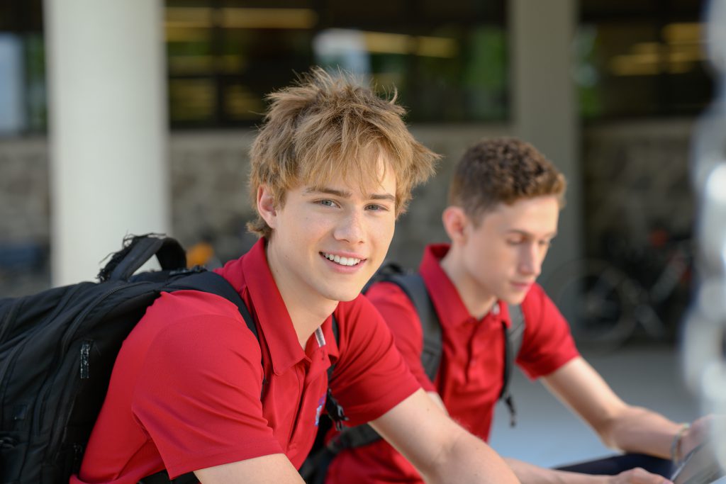 Élève portant la gamme du Collège NF