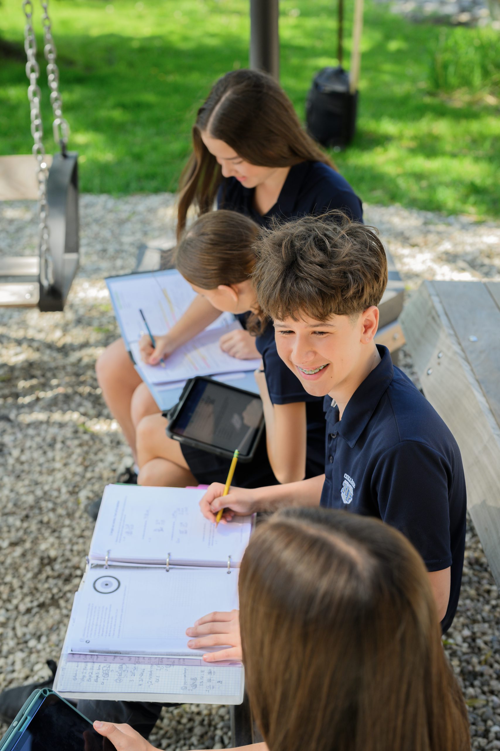 Élève utilisant une tablette pour apprendre
