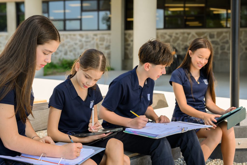 Élèves collaborant dans leurs apprentissages
