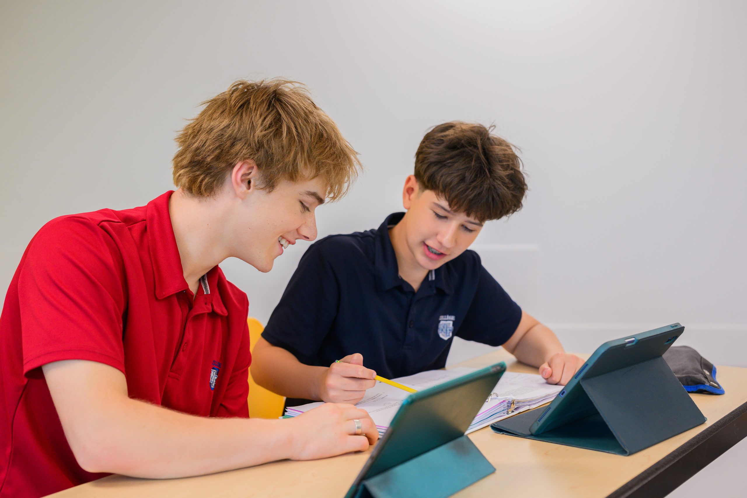 Élèves apprenant avec des tablettes