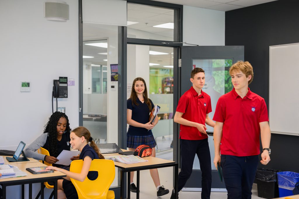 Élèves travaillant en classe