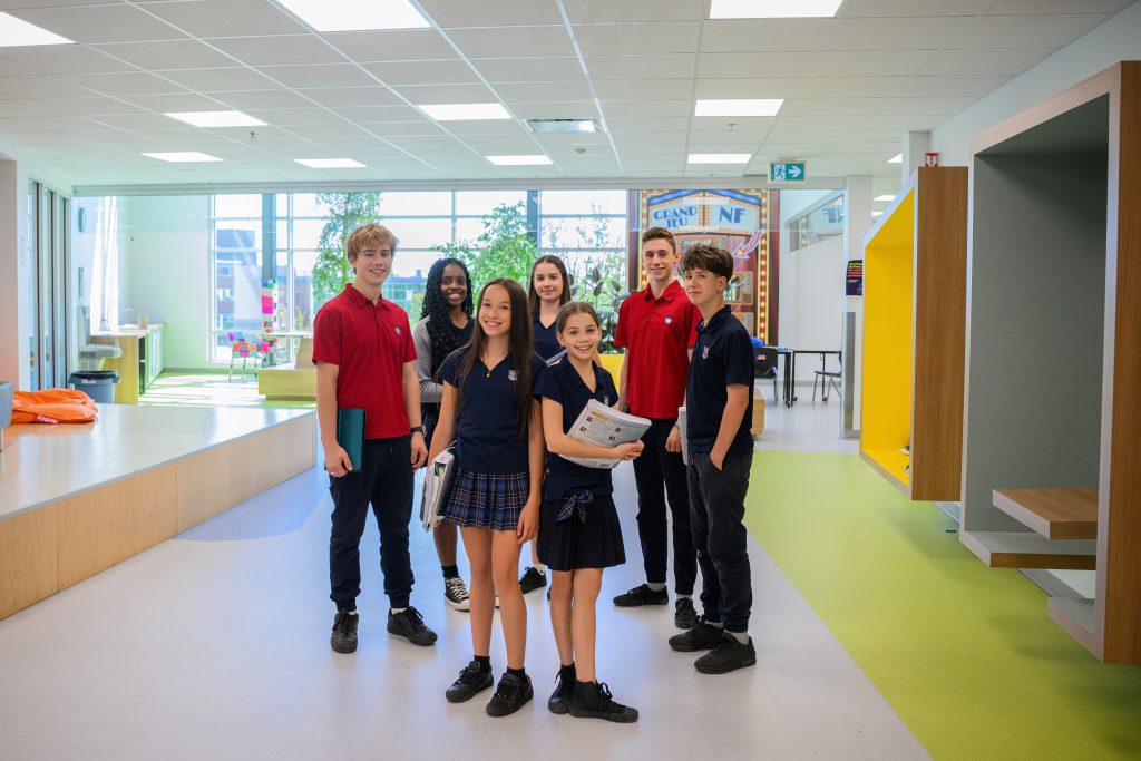 Élèves du Collège NF dans l’école