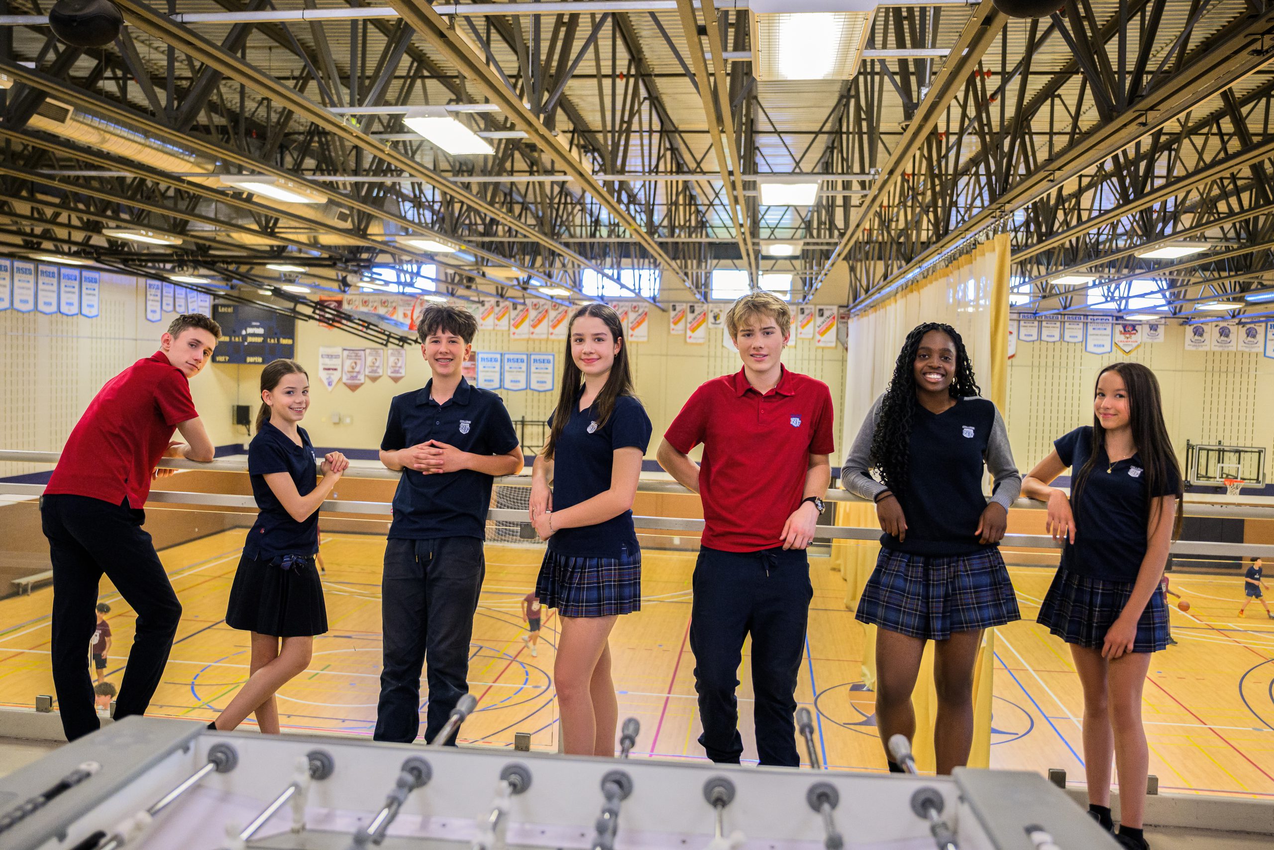 Élèves réunis dans le bloc sportif du Collège NF