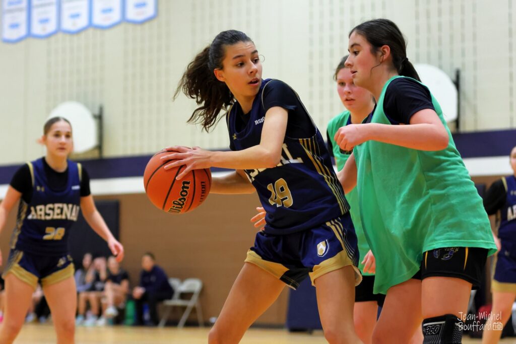 Joueuse de basketball de l’Arsenal NF en action